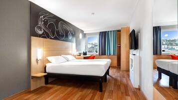 Colchones con efecto memoria y caja de seguridad en la habitación