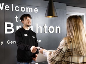 Memory foam beds, in-room safe, desk, blackout drapes - ibis Brighton City Centre - Station (Brighton)