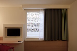 Matelas mémoire de forme, coffres-forts dans les chambres, bureau