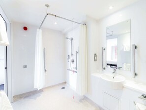 Quarto standard, 2 camas de solteiro, acessível | Camas com colchões de espuma com sistema de memória, cofres nos quartos