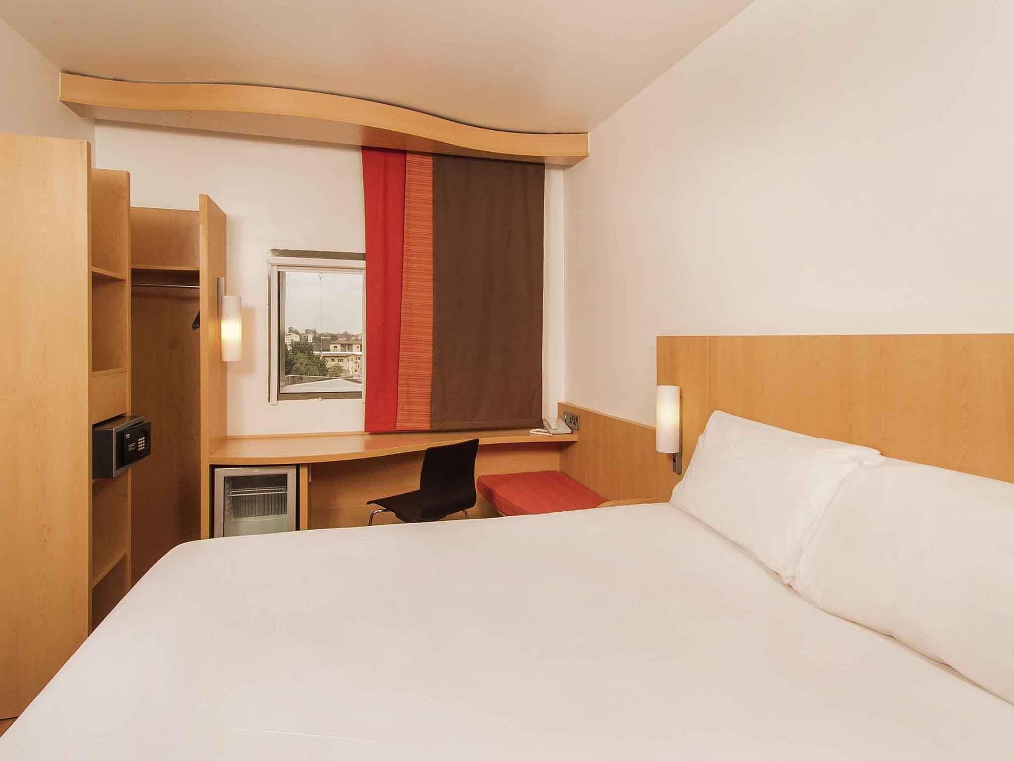 Premium bedding, in-room safe, desk, soundproofing
