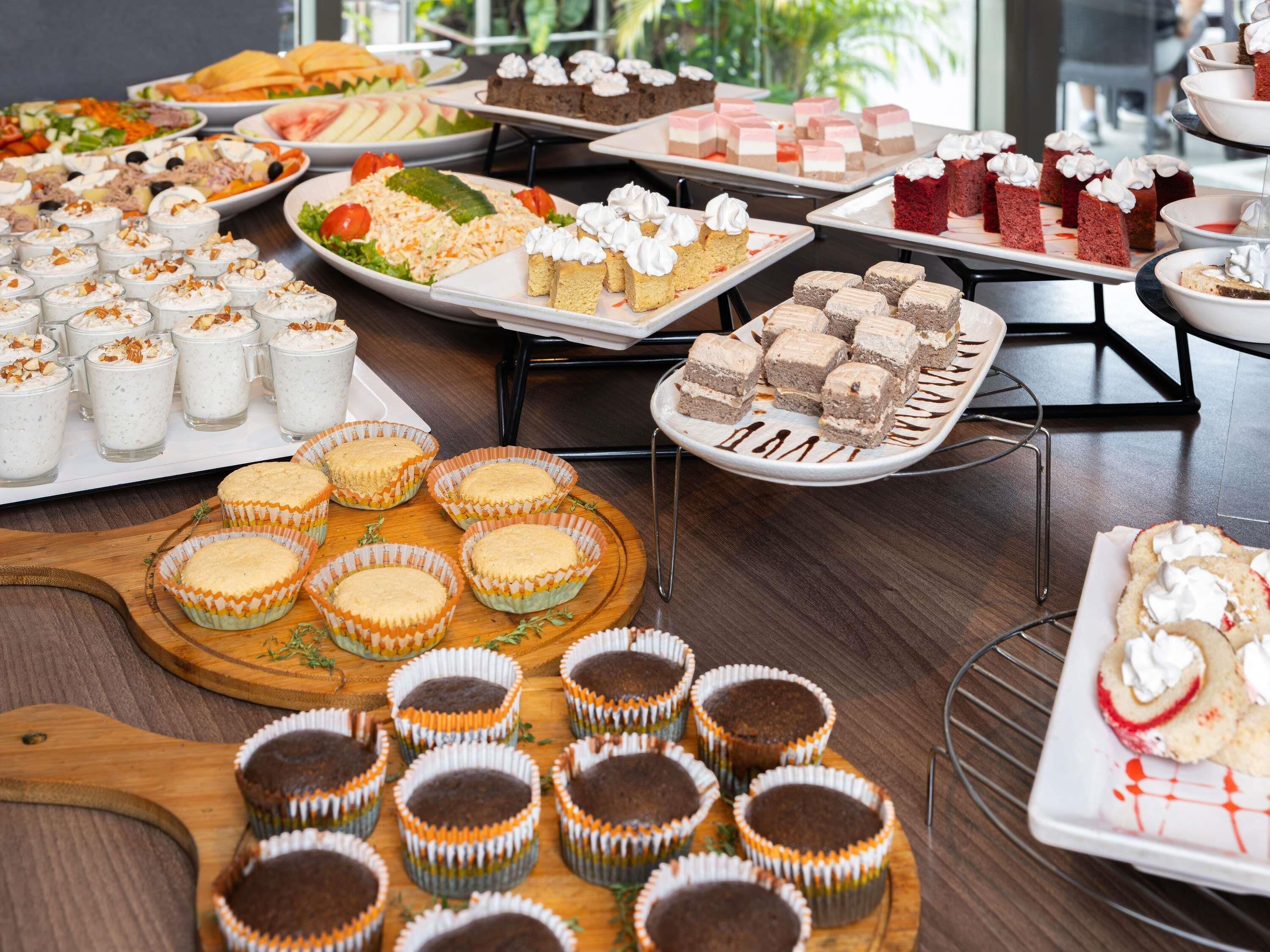 En buffet med forskellige desserter og retter.