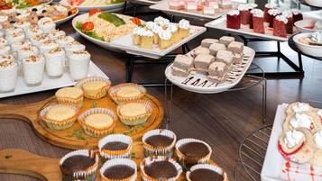 Ein reichhaltiges Buffet mit verschiedenen Desserts und Speisen.