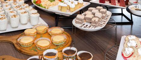 En buffet med forskellige desserter og retter.