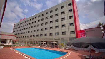 Outdoor pool, pool loungers