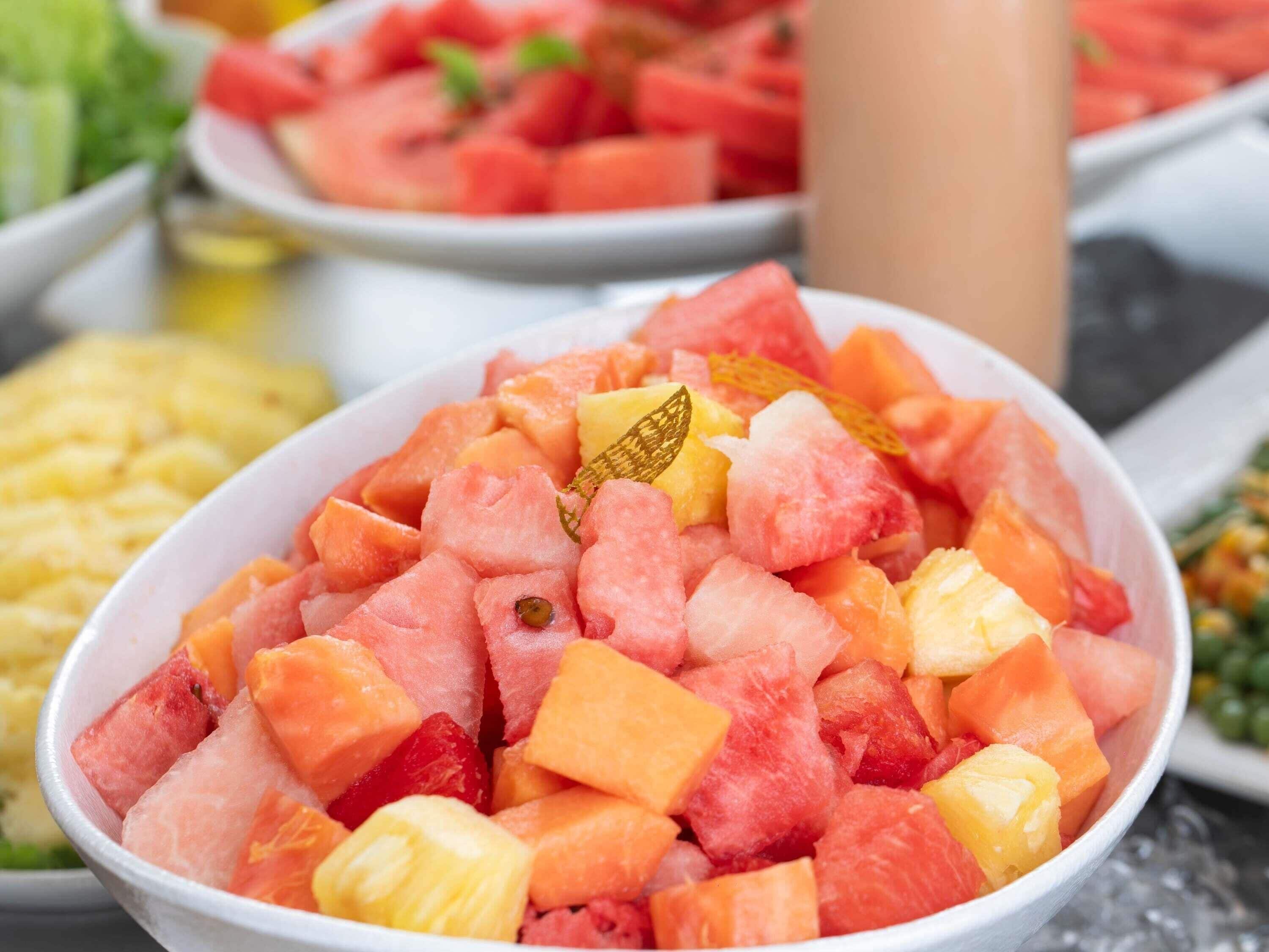 Un saladier rempli d’une salade de fruits variés.