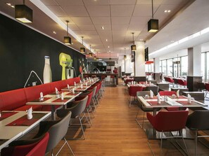 Aamiainen, lounas ja illallinen; kansainvälinen keittiö 