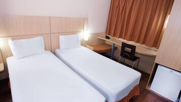 Standard-Zweibettzimmer, 2 Einzelbetten | Minibar, Zimmersafe, Schreibtisch, schallisolierte Zimmer