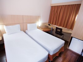 Minibar, caja de seguridad en la habitación y escritorio 