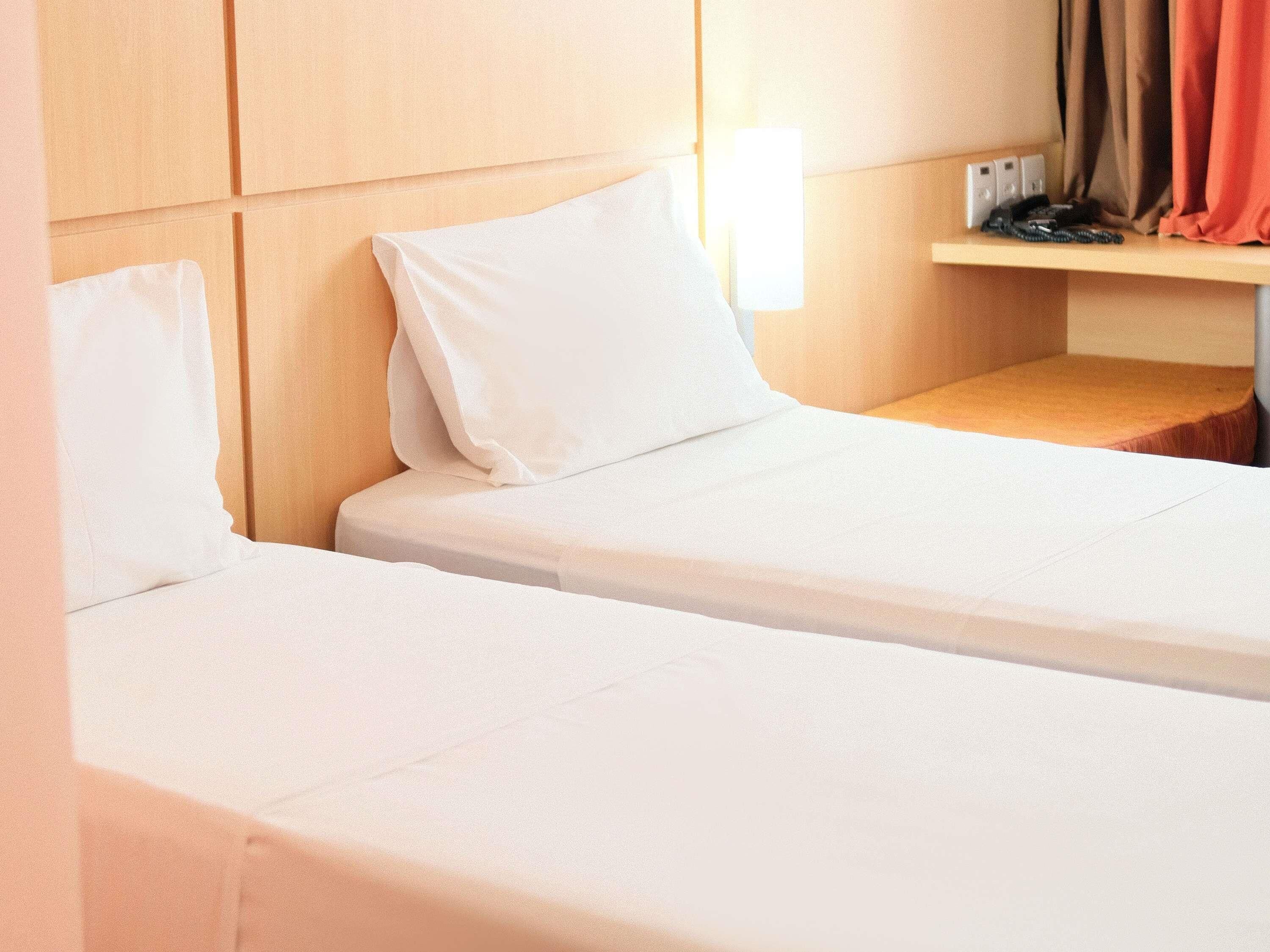 standard twin room, 2 single beds | minibar, in-room safe, desk, soundproofing