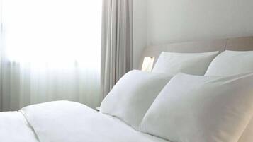 Minibar, caja de seguridad en la habitación y escritorio