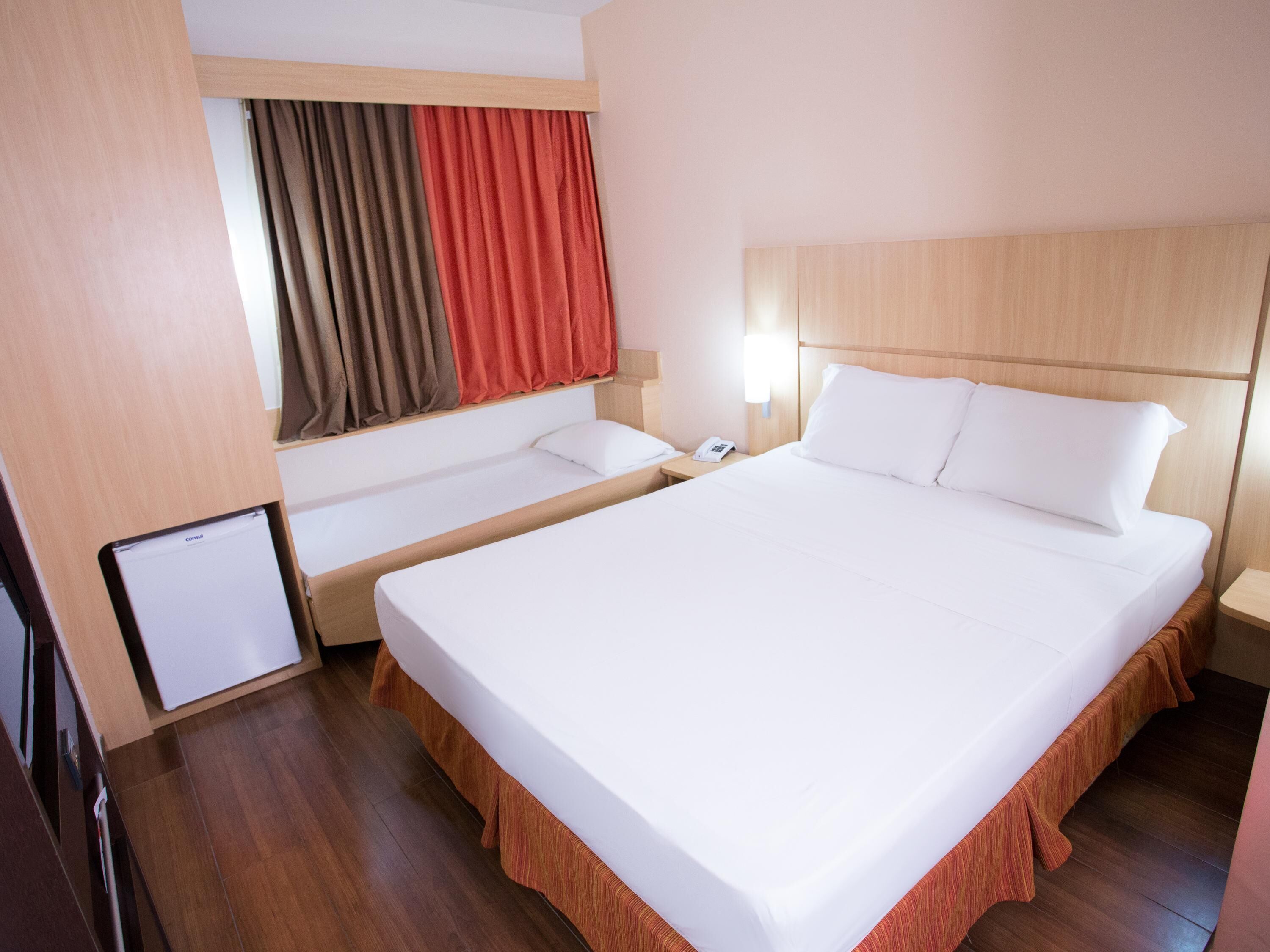 Quarto standard, 1 cama de casal | Frigobar, cofres nos quartos, escrivaninha, quartos à prova de som