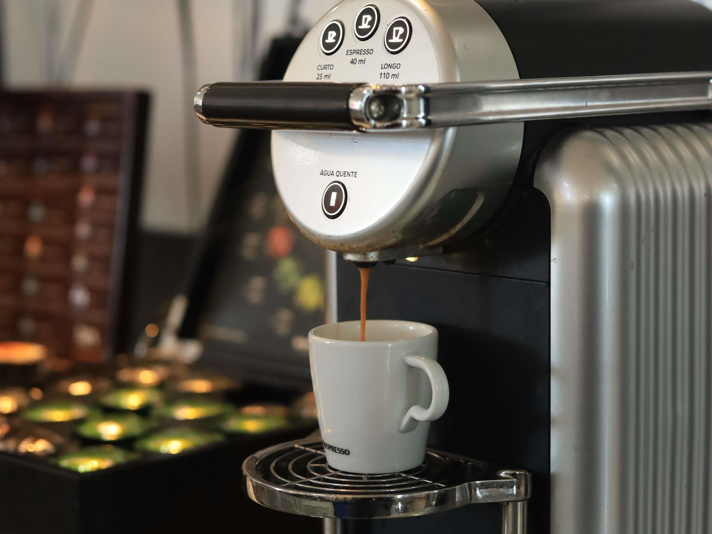 Une machine à café qui verse de l’espresso dans une tasse.