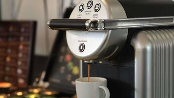 Une machine à café qui verse de l’espresso dans une tasse.