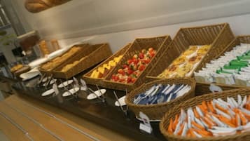 Daily buffet breakfast (BRL 27 per person)