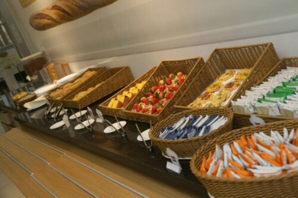 Daily buffet breakfast (BRL 27 per person)