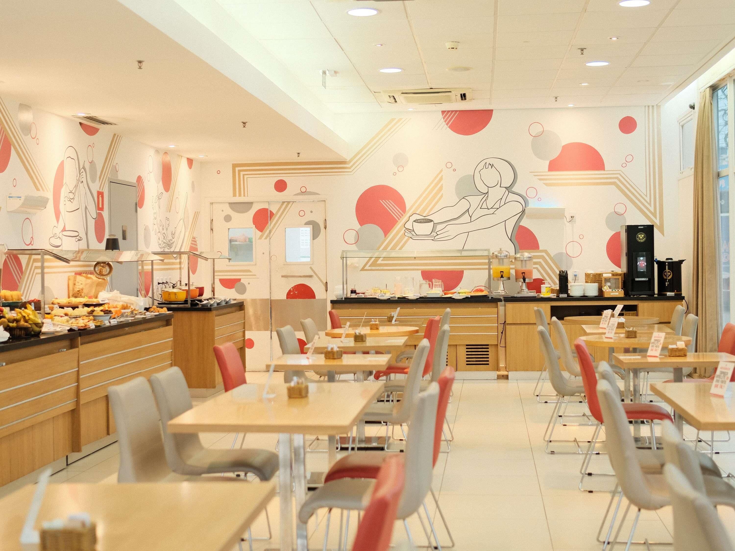 Daily buffet breakfast (BRL 27 per person)