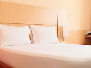 Quarto standard, 1 cama de casal | Frigobar, cofres nos quartos, escrivaninha, quartos à prova de som