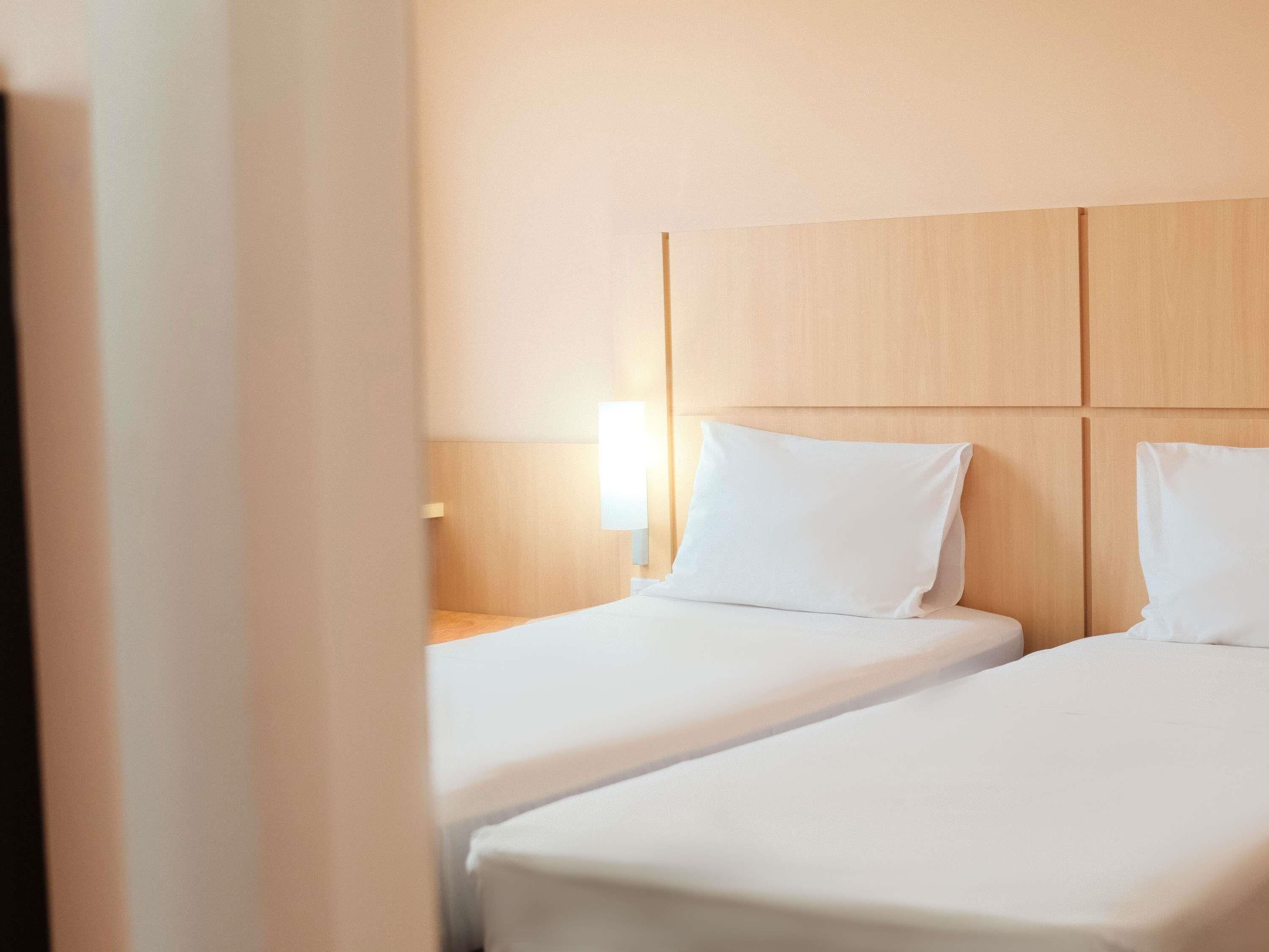 Quarto duplo standard, 2 camas de solteiro | Frigobar, cofres nos quartos, escrivaninha, quartos à prova de som