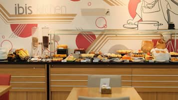 Se ofrece un desayuno bufé (50 BRL por persona)