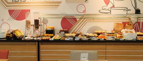 Desayuno buffet diario (BRL 50 por persona)