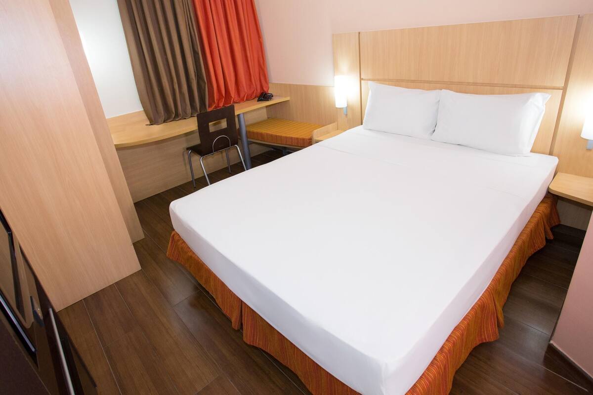 Standard Room, 1 Double Bed | Minibar, in-room safe, desk, soundproofing