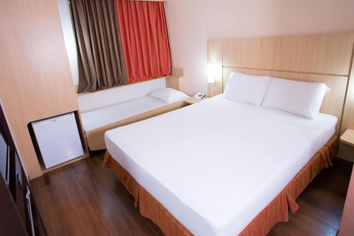 Habitación estándar, 1 cama matrimonial | Minibar, caja de seguridad en la habitación y escritorio
