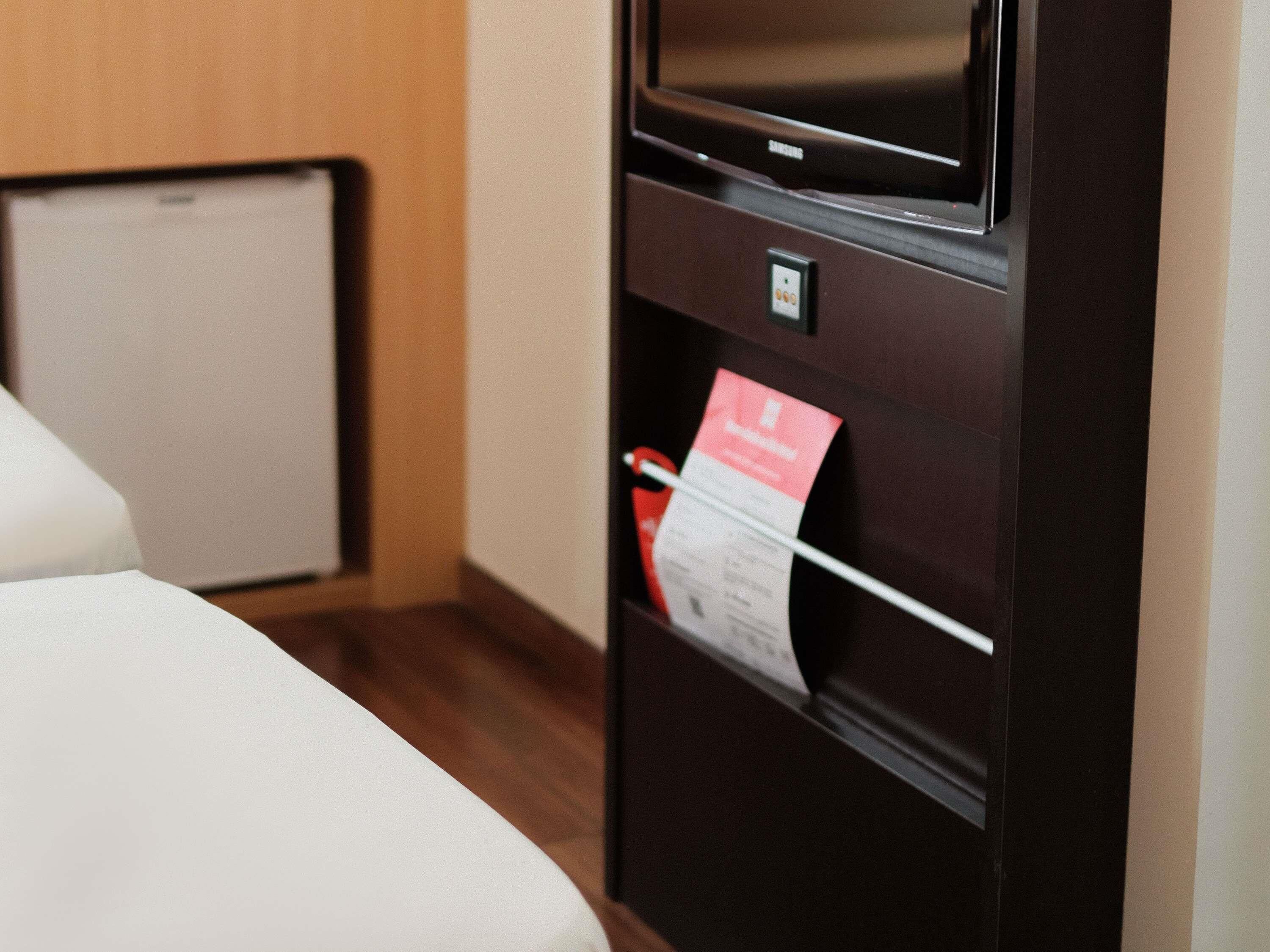standard twin room, 2 single beds | minibar, in-room safe, desk, soundproofing