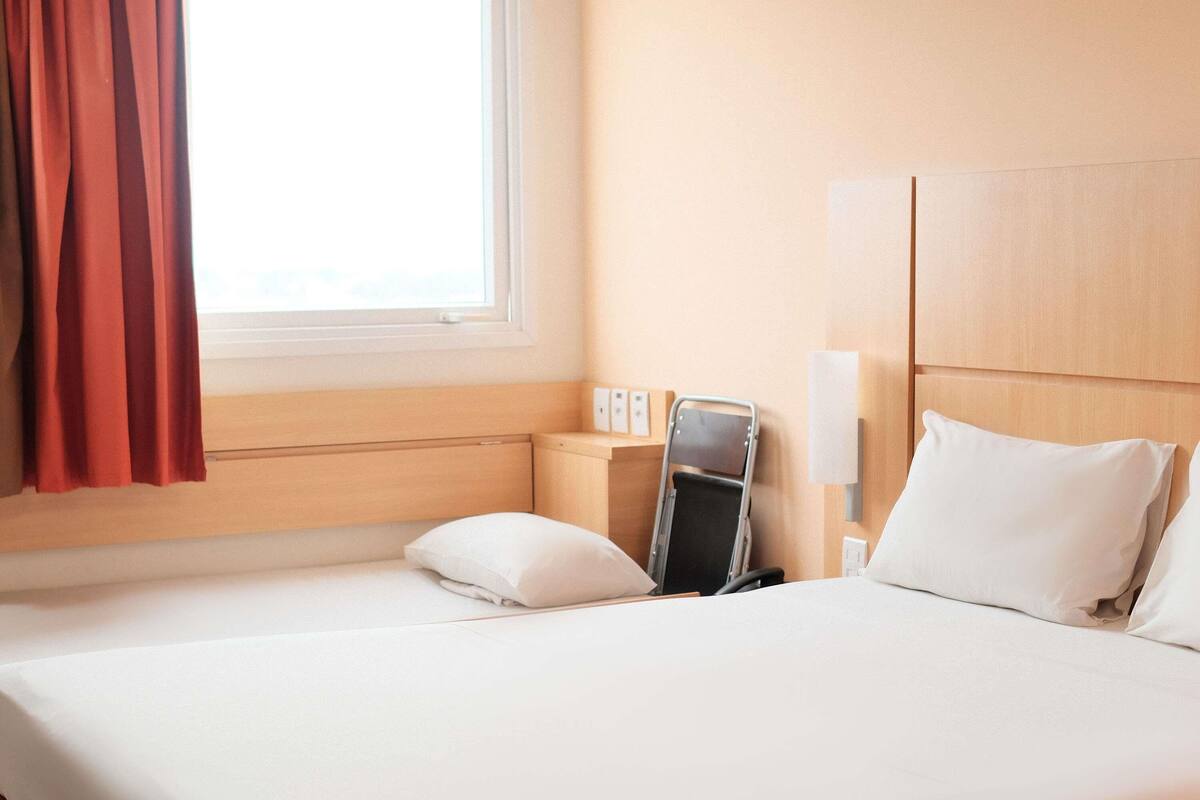 Standard Room, 1 Double Bed | Minibar, in-room safe, desk, soundproofing