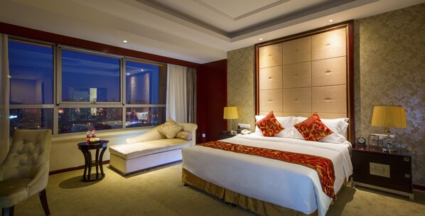 Habitación empresarial, 1 cama King size, para fumadores | Minibar, caja de seguridad en la habitación y escritorio 