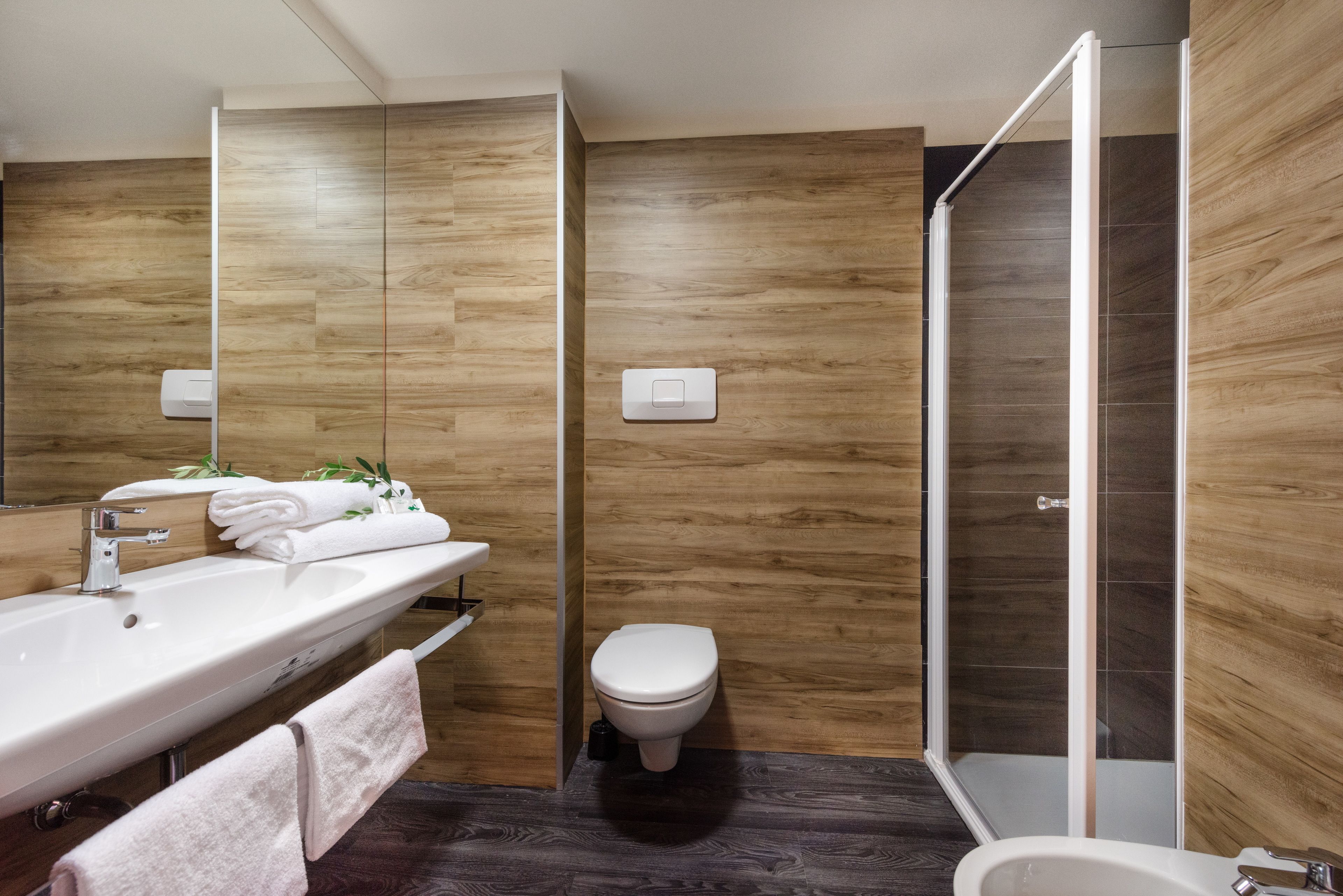 Articles de toilette gratuits, sèche-cheveux, bidet, serviettes fournies