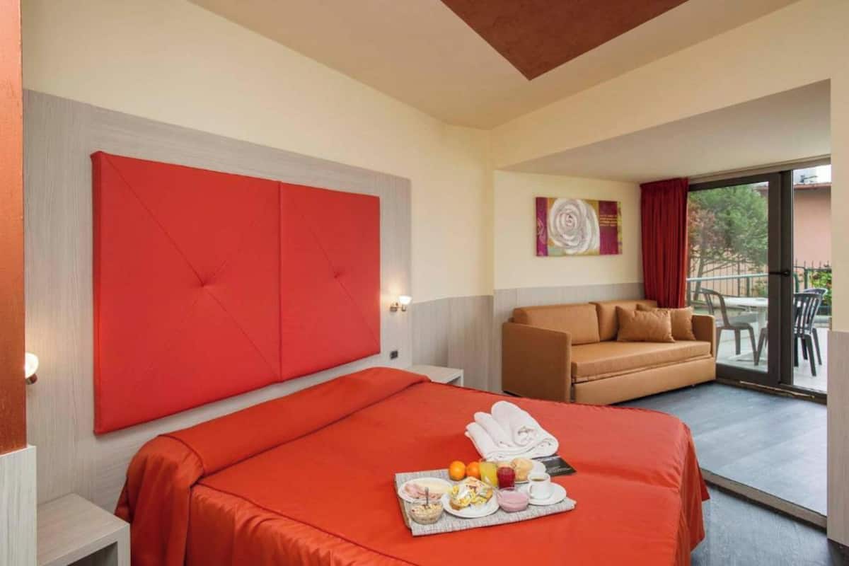 Comfort-Doppelzimmer | Wohnbereich | Fernseher