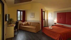 Family Room | In-room safe, desk, blackout drapes, cribs (surcharge) - Hotel Sole Malcesine (Malcesine)