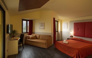 Family Room | In-room safe, desk, blackout drapes, cribs (surcharge) - Hotel Sole Malcesine (Malcesine)