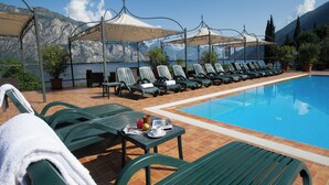 Outdoor pool, open 9:00 AM to 8:00 PM, sun loungers - Hotel Sole Malcesine (Malcesine)