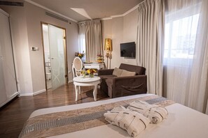 Triple Room | Minibar, in-room safe, desk, iron/ironing board - Agripas Boutique Hotel (Jerusalem)