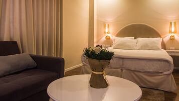 Triple Room | Minibar, in-room safe, desk, iron/ironing board