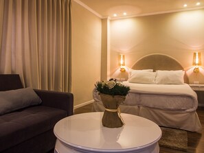 Tremannsrom | Minibar, safe på rommet, skrivebord og strykejern/-brett