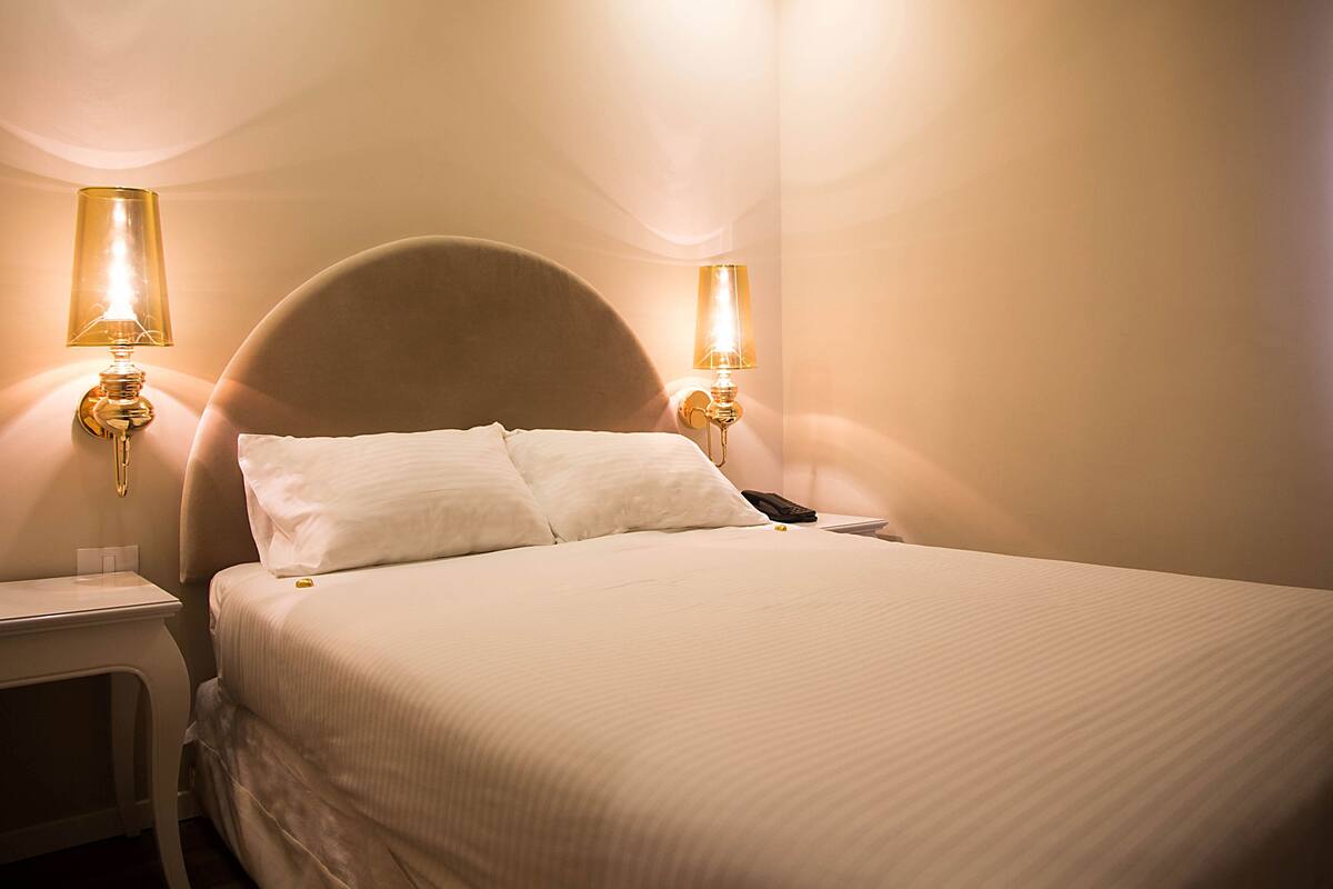 Minibar, safe på rommet, skrivebord og strykejern/-brett