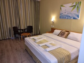 Suite, 1 slaapkamer | Een kluis op de kamer, een bureau, een laptopwerkplek