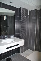 Ducha, artículos de tocador gratuitos, secador de pelo, bidet