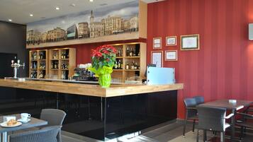 Dagelijks continentaal ontbijt (EUR 8 per persoon)