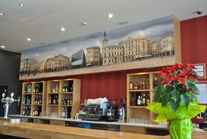 2 bars/lounges