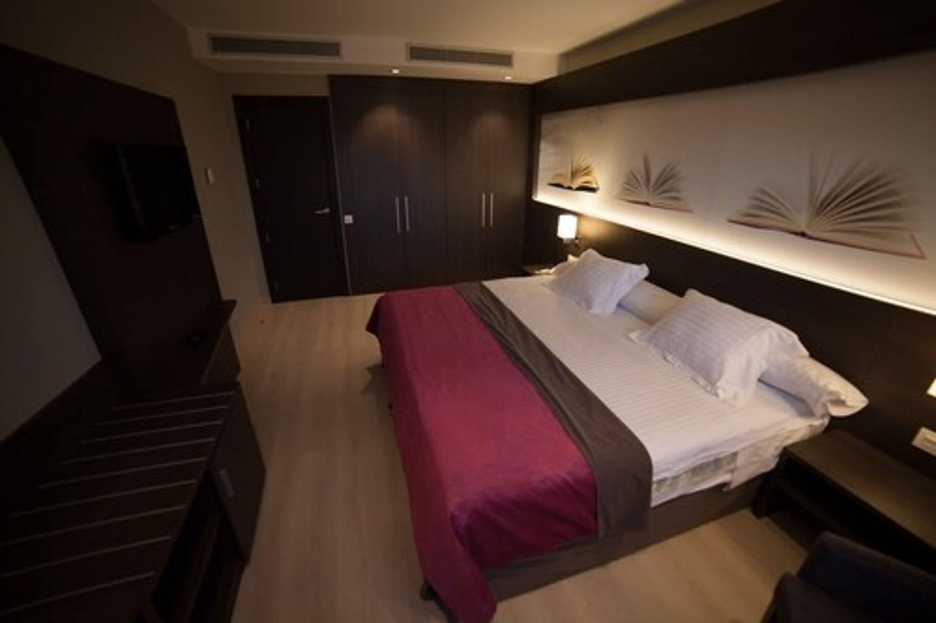 in-room safe, individually decorated, individually furnished, desk