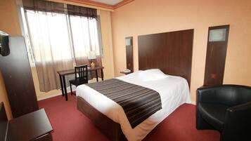 Chambre Double Standard | Coffres-forts dans les chambres, ameublement personnalisé, bureau