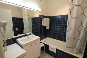 Standard Double Room | Bathroom | Shower, hair dryer, towels - Adonis Lyon Est Hôtel Artys (Saint-Priest)