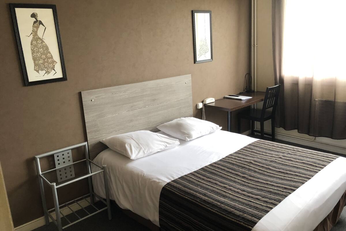 Standard Double Room | In-room safe, desk, blackout drapes, soundproofing
