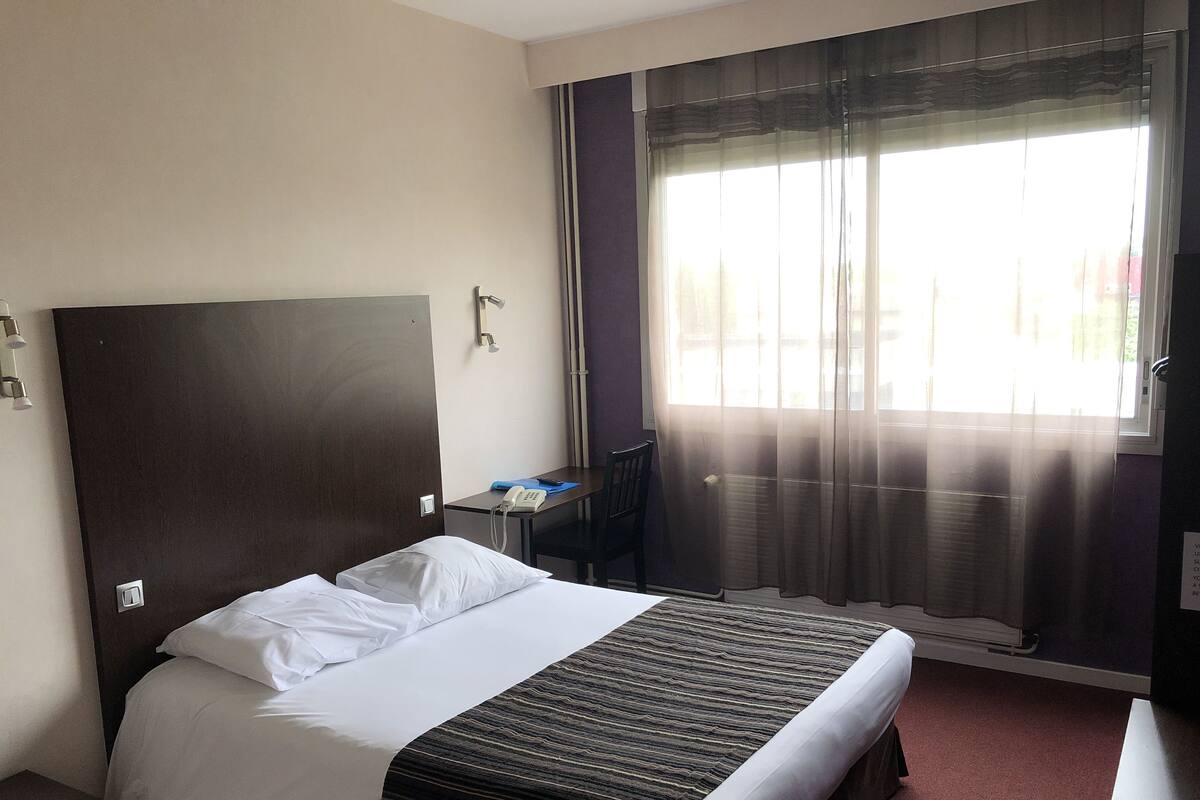 Standard Single Room | In-room safe, desk, blackout drapes, soundproofing