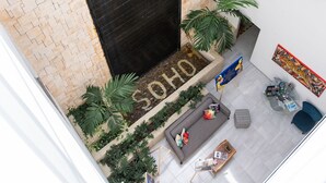 Lobby-lounge