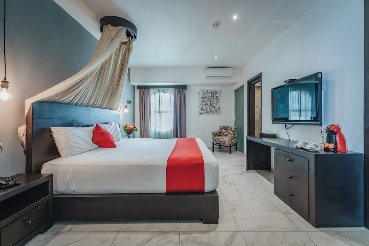 Deluxe Suite | Hypo-allergenic bedding, in-room safe, desk, blackout curtains